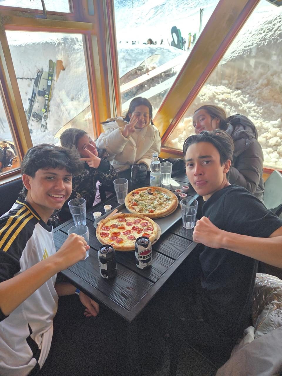 Pausa pro almoço na montanha, com pizza e vista pra neve, em Valle Nevado